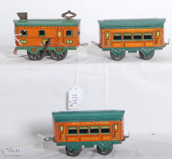 American Flyer tinplate windup Empire Express pas: Prewar American Flyer O gauge lithographed tinplate windup Empire Express electric loco No. 7 with two New York Express No. 515 Chicago passenger coaches. Trains look nice C6.