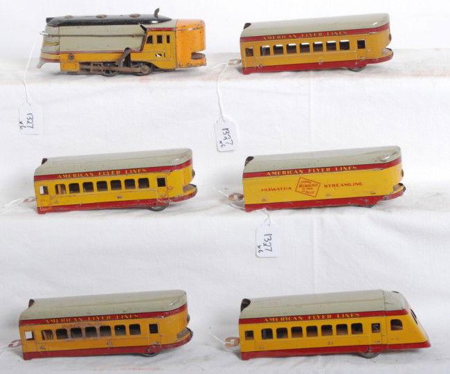American Flyer mechanical Hiawatha passenger trai: Prewar American Flyer O gauge tinplate articulated streamlined steam passenger train, C.M.St.P.&P. The Hiawatha. Mechanical loco, tender, three coaches and an observation car. Two coaches have very ni
