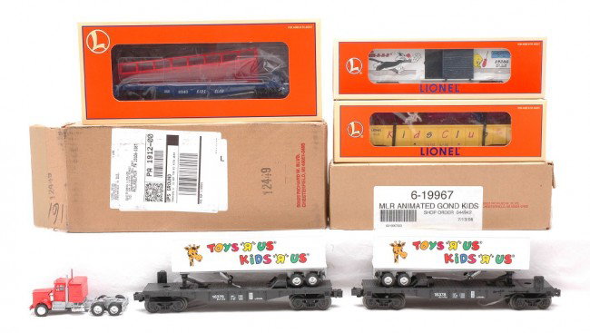 Lionel 16378 16378 19286 19773 19967 MINT: Lionel freight cars including; two 16378 flatcars with ToysÓRÓUs trailers one with a red truck, 19286 Warner Bros. Sylvester and Tweety ÒAll AbirrrdÓ boxcar, 19773 Barrel Ramp Kids Club 1999 and a