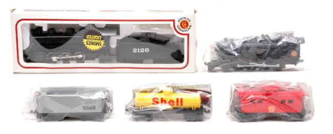 Bachmann HO 41-0506-02 SF Loco Shell Train MINT: Bachmann HO scale 41-0506-02 USRA Santa Fe 0-6-0 loco with a slope back tender factory new in OB, C10. Also included is an Atlas ornamental Shell freight train including; loco, tender, tank and caboos