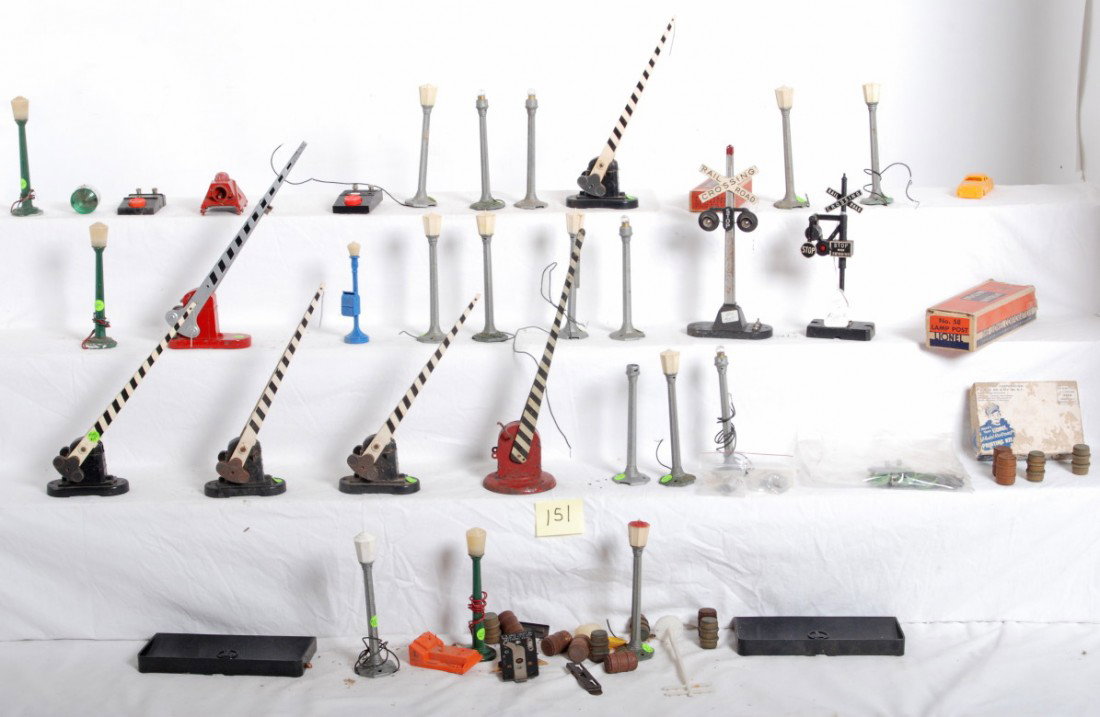 Lionel crossing gates, lamp posts, banjo signal...: Postwar Lionel O gauge crossing gate, lamp post, bumper, bin, 90, 41, more. Please view the photographs for the best description and as to the condition and diversity of the items in this lot. Items i