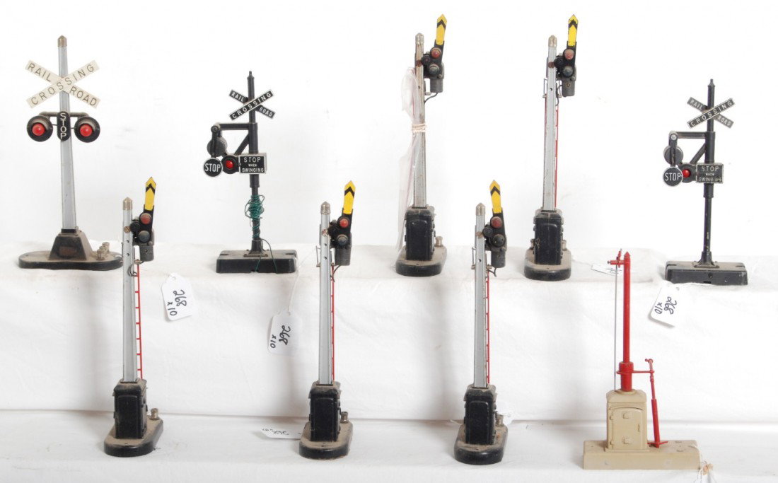 Lionel No. 140 x2, 161, 153 x5, 154, 314: Postwar Lionel O gauge No. 161 mail pickup, two 140 banjo signals, five 153 semaphore signals, 154 crossing signal, and a 314 bridge. Accessories should clean to look C6 area, 161 is missing mail pick