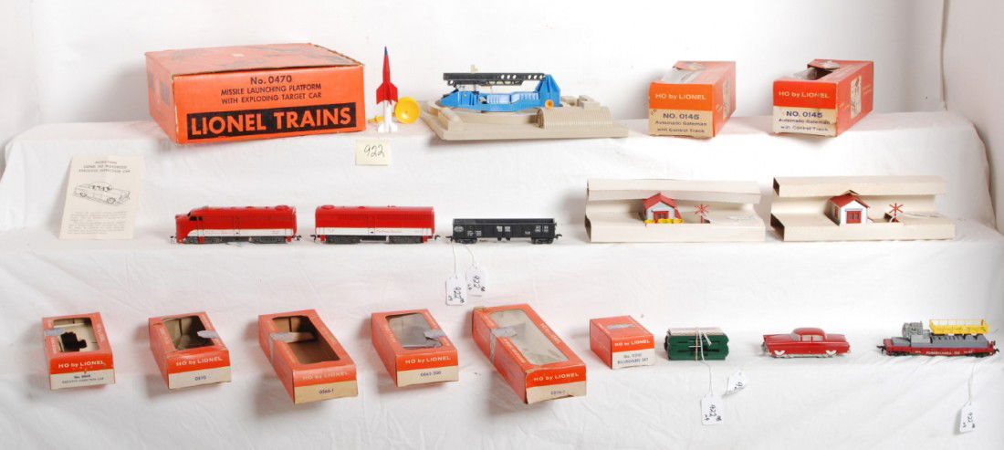 Lionel HO Ga. 0566-1, 0576-1, 0870, 0862-200... in: Postwar Lionel HO gauge trains and accessories in original boxes. 0566-1 and 0576-1 MKT The Texas Special diesel A-B units, 0870 Pennsylvania hydraulic platform track maintenance car, 0862-200 Michiga