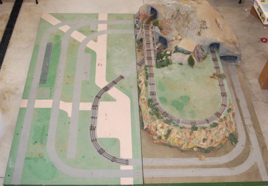 Lionel postwar O gauge dealer display D-106: Lionel postwar O gauge dealer display layout D-106. This layout is a large 8 x 8 layout. It does need some restoration, original layout bases however the wiring and bus bars have been removed- the ori