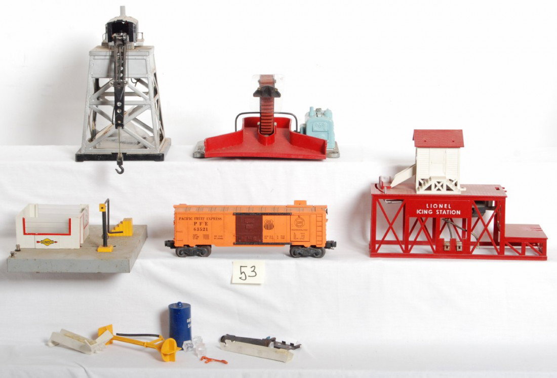 Lionel 182, 352, 315, 397, 6352, parts: Postwar Lionel O gauge restoration quality lot of operating accessories. 182 crane, 352 icing station, 315 sand and diesel fueling station, 397 coal loader, 6352 PFE reefer. Items have repainting, mis