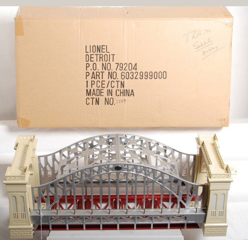Lionel 32999 Hellgate bridge: Lionel modern O 32999 Hell Gate bridge in OB. Bridge is C8 area with very light signs of usage. OB has damage to one side and some of the original packing material is missing.