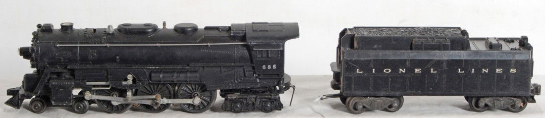 Lionel 685 loco and 6026T tender: Postwar Lionel O gauge 685 steam loco and 6026T tender. Loco is very nice clean C7 area. Tender is missing a front and rear step, sold as is shown in our photos with no returns.
