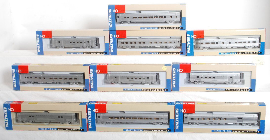 10 Walthers HO Burlington streamline passenger car: Walthers modern HO Burlington streamlined passenger cars in OBs. Ten cars include three RPOs, lounge, baggage dormitory, coach, diner, baggage, sleeper, and tavern observation. Cars are NOS C9-10 with