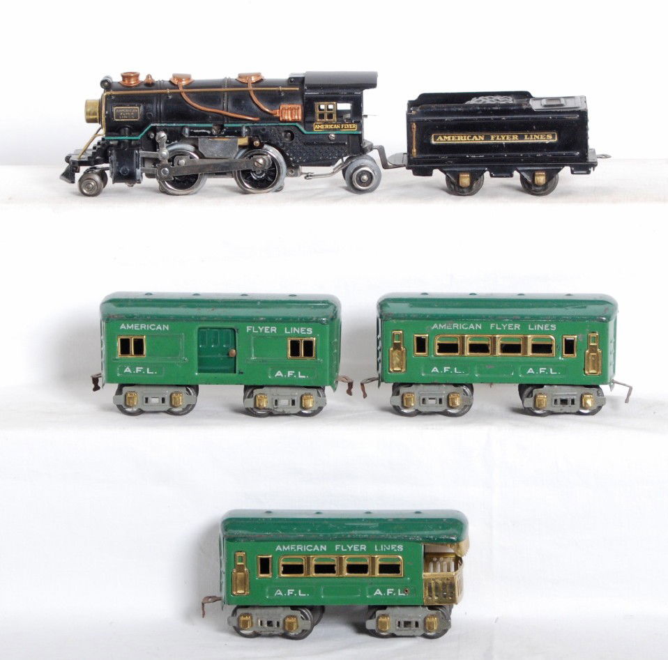 American Flyer prewar steam passenger set: American Flyer prewar O gauge steam loco and tender with 3150, 3161 and 3162 green passenger cars. C6 area.