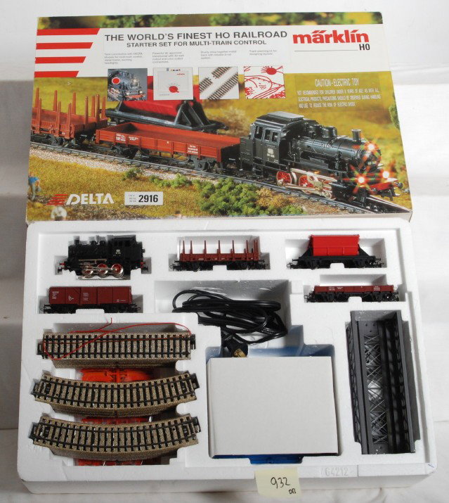 Marklin HO 2916 train set: Marklin modern HO 2916 train set in OB. Set includes Cl89 steam locomotive, and four freight cars. Set appears complete with track and transformer. Set is C8 with light run time.