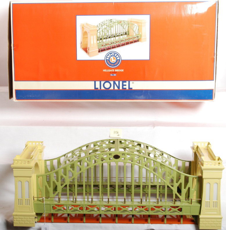 Lionel 32904 Hellgate bridge: Lionel modern O 32904 Hell Gate bridge in OB. Bridge is C8 area with very light signs of usage. OB has corner wear and some of the original packing material is missing.