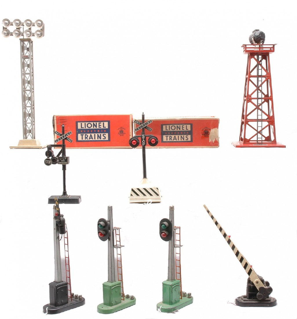 Lionel Accessories 155 140 252 151 2-153 195 494: Lionel postwar accessories including; 155 ringing highway signal and 140 banjo signal both in OBs, 252 crossing gate, 151 semaphore, two 153 automatic block control signals, 195 floodlight tower and a