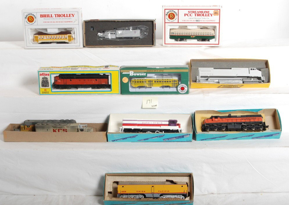 20 HO powered and dummy locos ATSF, UP, etc.: Modern HO locomotives and trollies from various manufactures such as Con Cor, Athearn, and Atlas. Include fifteen powered locomotives with road names such as Santa Fe, Union Pacific, Milwaukee Road, e