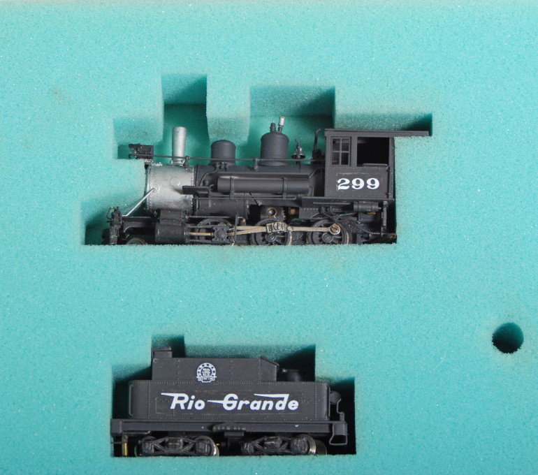 Lambert HOn3 Rio Grande 2-6-0: Lambert Associates modern HOn3 brass Rio Grande 2-6-0 steam locomotive in OB. Loco is older home painted and decaled. Loco is C7 condition. OB shows light corner and edge wear.