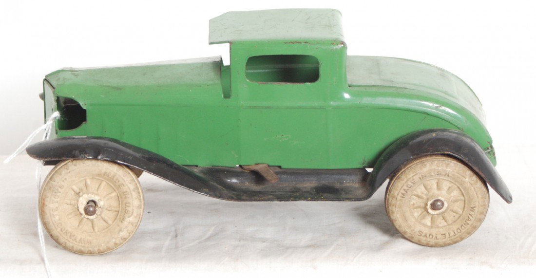 Wyandotte coupe original paint and tires: Wyandotte pressed steel coupe car with spring and latch for battery to power headlights with. Car has original paint and tires. Car should clean and polish to look C6+. Car measures approximately 8 in