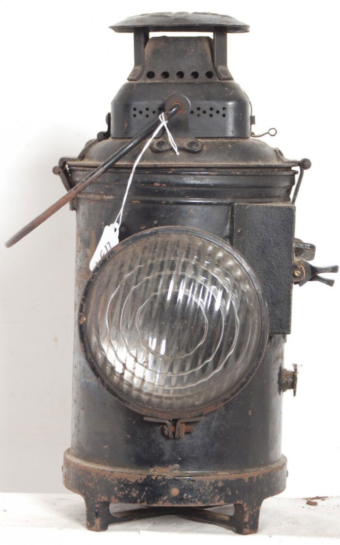 Adlake single lens classification lamp: The Adlake Non-Sweating Lamp Co. single lens classification lantern with a red and green lens built in with a set of levers on the outside to change the emitting color. Lamp has no burner/fount. Lante