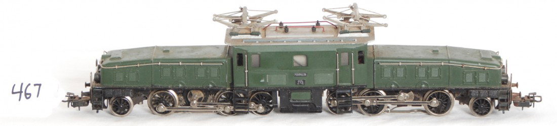 Marklin 3015 6/8 crocodile locomotive: Marklin HO 3015 6/8 crocodile electric locomotive. Loco has some dirt on the roof and body, might clean to C7+. Some very light rust on hand rails.