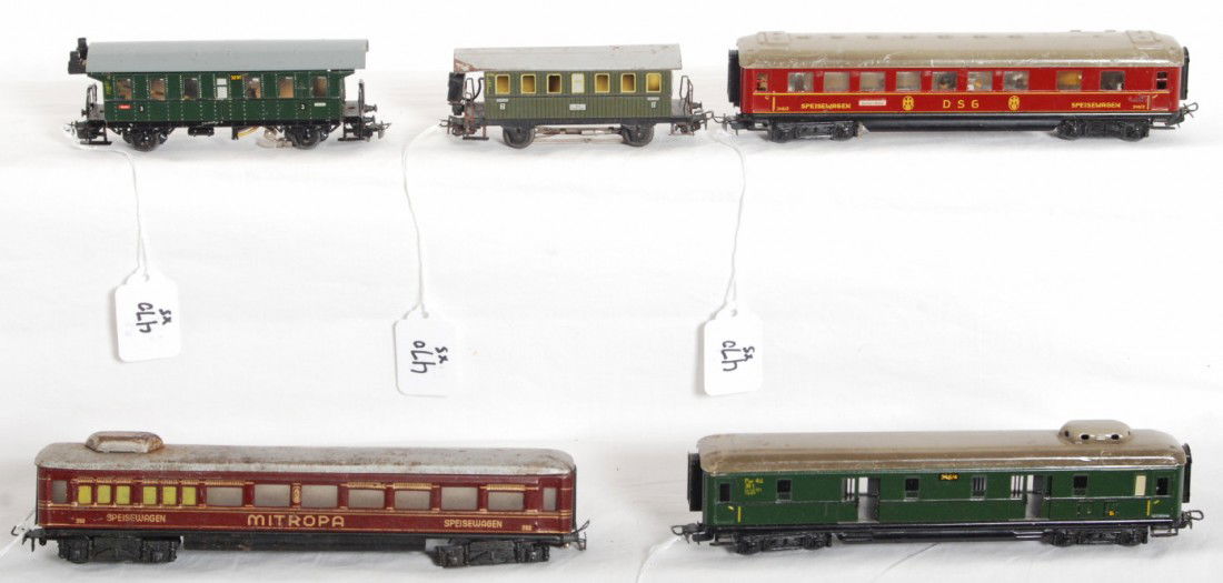 5 Marklin pass cars 346/2 346/4, 352, 3291, 4051: Five Marklin HO passenger cars. Includes 346/2 DSG coach, 346/4 Pw baggage, 352 Mitropa coach (missing partial truck and three wheel sets), 3291 observation with marker lights, and 4051 observation. C