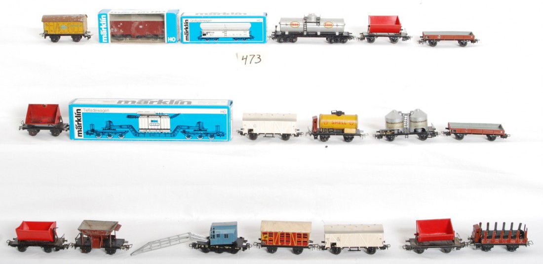 19 Marklin freight cars 4624. 327, 374, etc.: Marklin HO freight cars. Nineteen cars include 374 Shell tank car, two 327 boxcars, four side dump cars, 372 flat with stakes, 386 stock car, 543 flat with tanks, Esso tank car, 315/2 crane, two 305 w