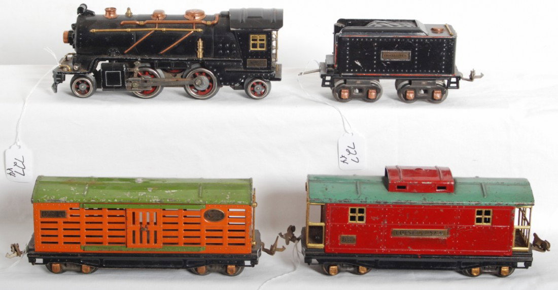 Lionel 262 loco, 262T, 813, 817 steam freight trai: Prewar Lionel O gauge steam locomotive and tender 262, 813 stock car, and 817 caboose.