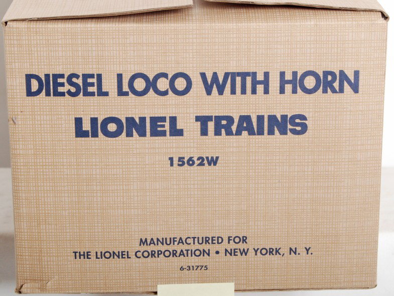 Lionel Conventional Classics 31775 1562W set: Lionel modern O Gauge 31775 reissue of 1562W Burlington GP-7 passenger set factory new in individual OBs with set box C9-10, Set box has small rip in one corner and dent in one edge.