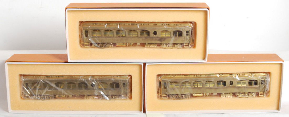 3 O Gauge Brass CA&E 311-315 coaches: O Gauge modern brass from The Car Works. Three Chicago Aurora and Elgin coaches in OBs. Cars are number 311-315. Cars are C9-10 condition.