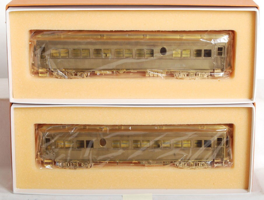 2 O Gauge Brass CA&E 301-308 coach: O Gauge modern brass from The Car Works. Two Chicago Aurora and Elgin coaches in OBs. Cars are number 301-308. Cars are C9-10 condition.