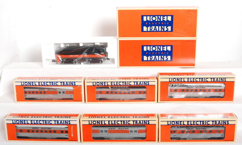 Lionel New Haven set 18922 18923 etc.: Lionel modern O gauge New Haven passenger cars including; 18922 Alco A unit, 18923 non-powered Alco A unit, 16080 baggage, 16081 combo, 16082 passenger, 16083 vista dome, 16084 full vista dome and 160