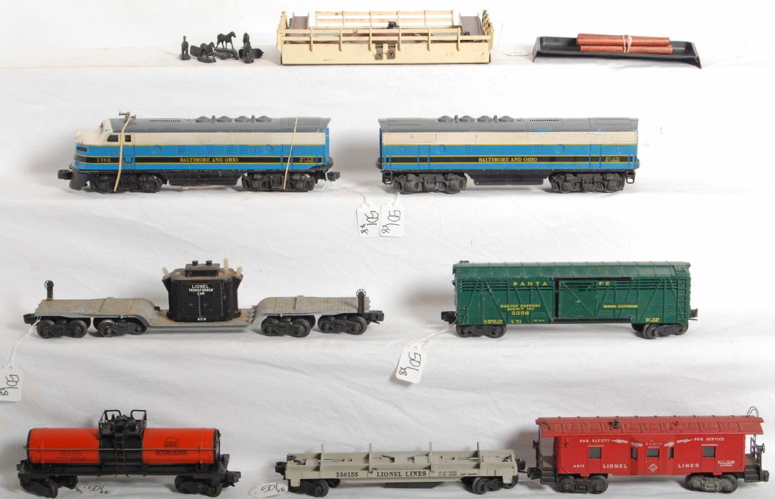 Lionel postwar O gauge 2368 Baltimore and Ohio: Lionel postwar O gauge set including 2368 Baltimore and Ohio F3 AB units, 6518 depressed center flatcar, 3356 horse car and corral, 6315 tank car, 3361 dump car and a 6517 caboose. Power unit has batt
