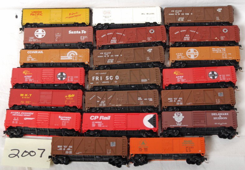 20 N Scale boxcars, Conrail, ATSF, UP, Soo, etc.: Twenty N scale boxcars from various manufactures. Some single doors and some double doors. A few road name highlights include Conrail, Santa Fe, Soo Line, Rio Grande, etc. A few cars are missing wheel