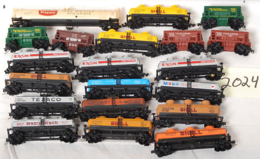20 ore and tank cars Shell, Utah Copper, etc.: Twenty N scale tank and ore cars with Kadee style couplers. Road names include Shell, Texaco Utah Copper, Chicago and Northwestern, etc. Some cars with loose or missing trucks and wheel sets C7-8.