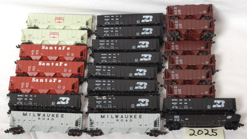 25 hoppers, BN, Santa Fe, Cargill, etc.: Twenty five N scale hoppers both covered and open. A mix of covered and open. Road names include Burlington Northern, Santa Fe, Cargill, and Chicago and Northwestern. There is a mix of Kadee and hook 
