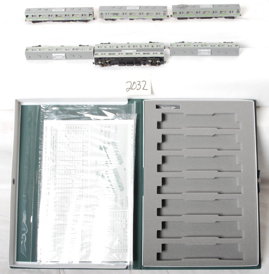 Kato Japanese 7 car 10-331 subway set: Kato modern N scale seven car10-331 E.C. Yamanote Line Japanese subway set. One unit is powered, the other six are dummy. Powered unit marked 4153. Includes original case. C8 see photos for best descr