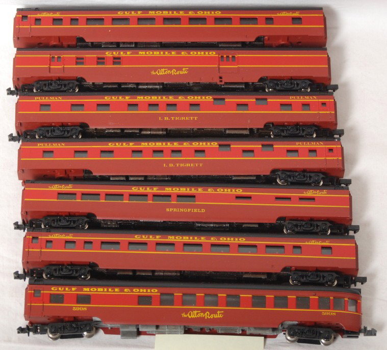 7 Con Cor GM&O passenger cars: Con Cor modern N scale Gulf Mobile and Ohio streamlined passenger cars. Seven cars total with hook style couplers. One car missing both trucks otherwise C8.