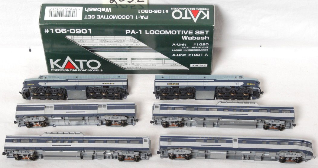 Kato Wabash Alco PA A-A 4 pass cars: Kato modern N scale Wabash Alco PA A-A 106-0901 set and four passenger cars all with Kadee style couplers. Passenger car roofs are missing details, otherwise C8. Locos are both powered and have OBs. C