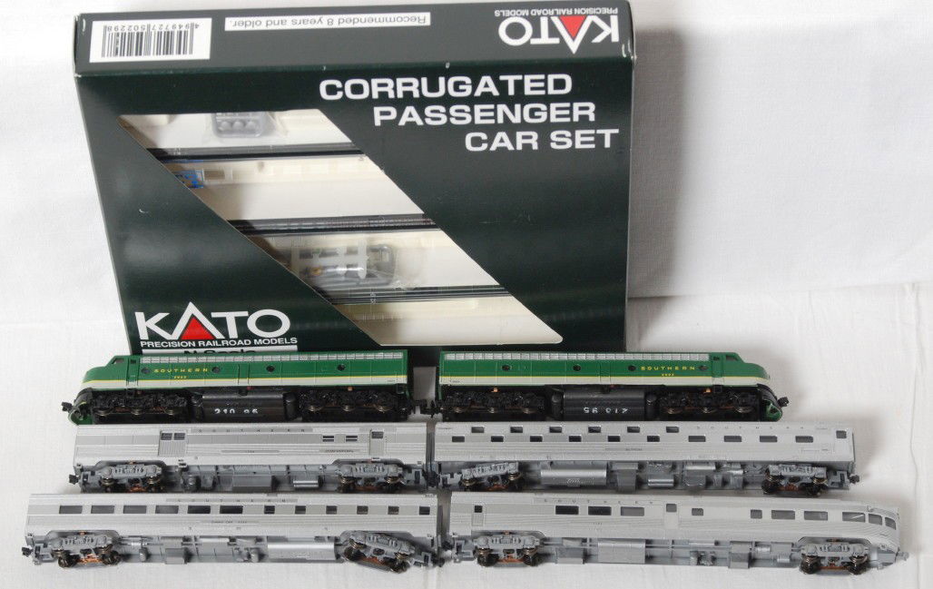 Lifelike Southern E8 and 4 Kato passenger cars: Lifelike and Kato modern N scale. Includes Life Like Southern E8 A-A pair and 4 Kato 106-1505 streamlined Southern passenger cars. Locos and cars look C8.
