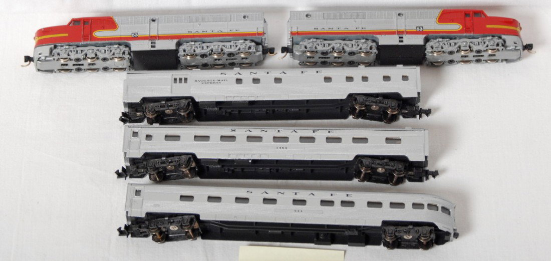 Rivarossi Santa Fe pass cars and Alco PA A-A: Rivarossi modern N scale passenger cars. Three Santa Fe passenger cars and powered Alco PA A-A set with Kadee style couplers. Cars have hook couplers. Locos are unmarked. Overall C7-8 a few very small