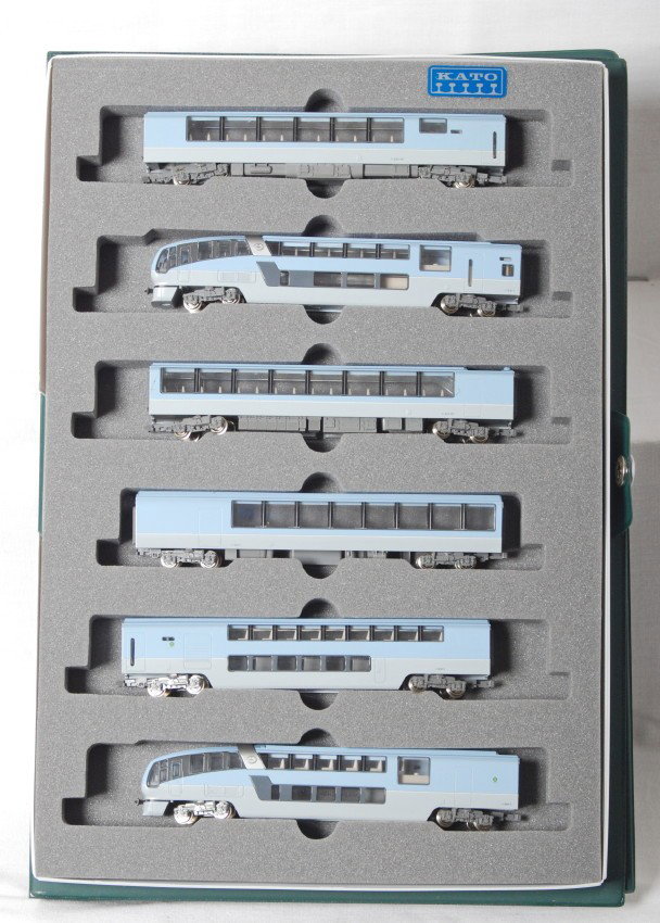 Kato 251 series super view Odoriko set: Kato modern N scale 10-177 251 series super view Odoriko set in OB. The insert for the set is not correct. Six car set is C8 condition.