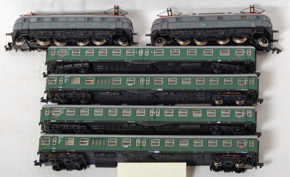 2 Arnold Euro electric locos and 4 passenger cars: Arnold modern N scale Euro trains. Includes two electric E 1808 electric locos and four passenger cars. Cars and loco have hook style couplers. See photos for best description. C8.