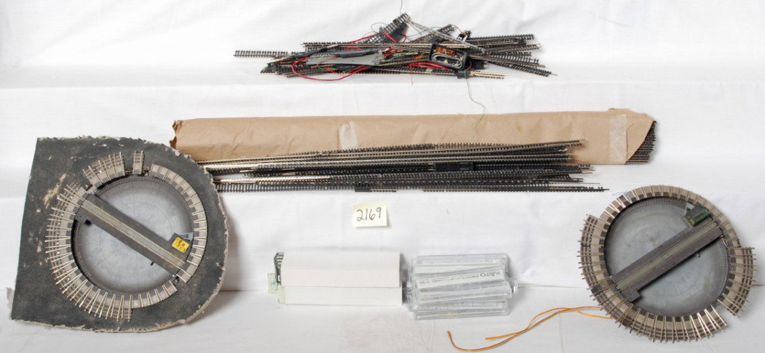 2 Kato turntables, flex track, passenger lighting: Kato modern N scale track and accessories, includes two turntables with a few missing small pieces, lot of 30-40 sections of flex track, twelve 11-204 passenger car light kits, and nine 2400 rerailers