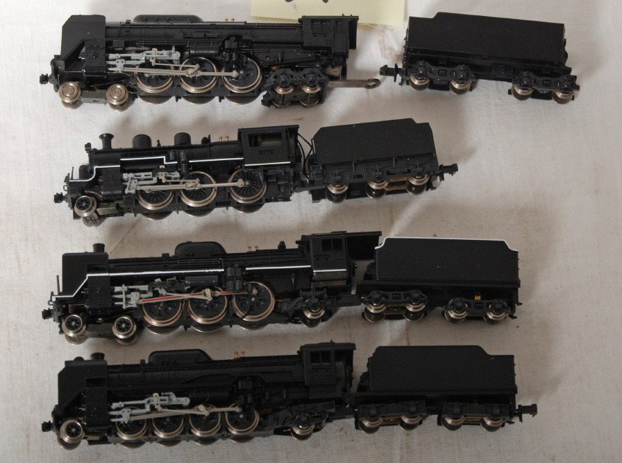 4 unmarked Kato forign steam locomotives: Four Kato modern N scale forign steam locomotives. Includes 4-6-2, 2-6-0 with one loose smoke deflector, 2-8-2, and 4-6-2. See photos for best description. Generally C7-8. One missing rear coupler.