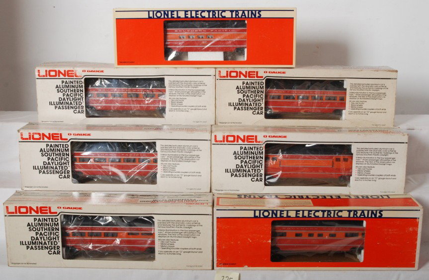 7 Lionel SP 9589 9593 etc. passenger cars: Lionel modern O gauge Southern Pacific Daylight passenger cars including; 9589 baggage, 7204 dining, 7211 vista dome, 19107 full vista dome, 9591 coach, 9592 coach and a 9593 observation all in OBs. C