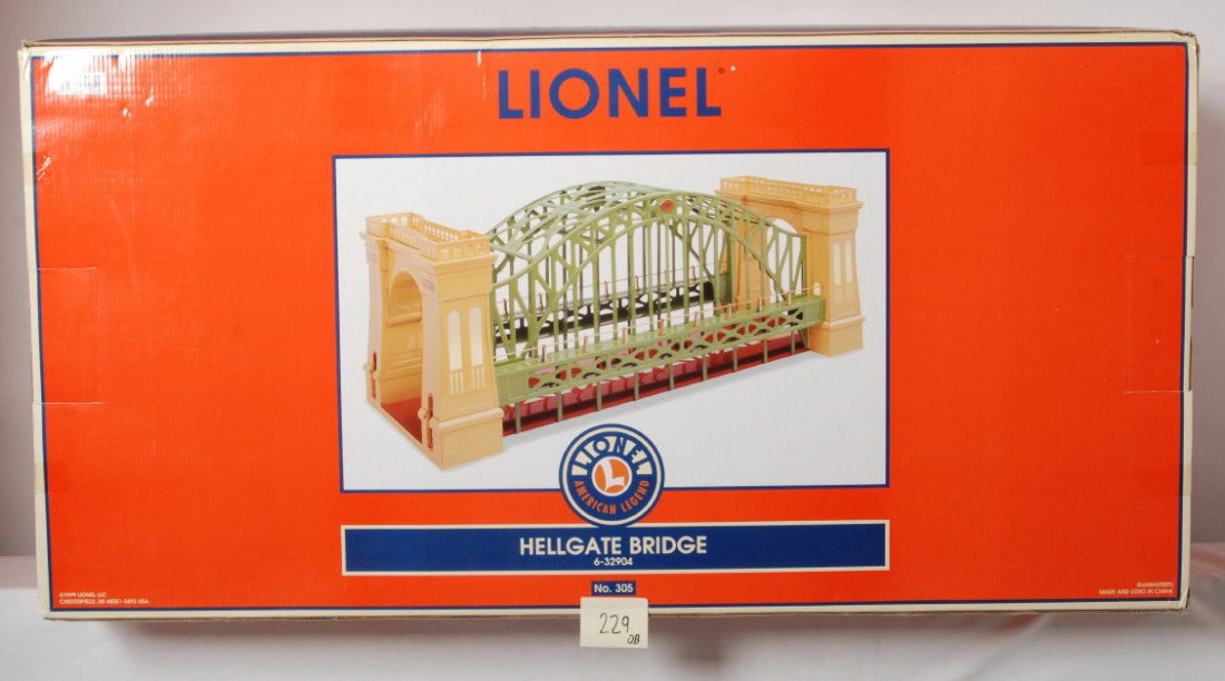 Lionel 32904 Hell Gate bridge: Lionel modern O gauge 32904 Hell Gate bridge in OB. Bridge is still sealed with tape at the box ends and is assumed C9-10.