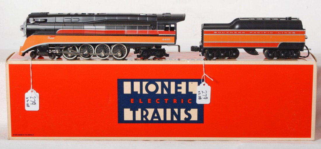 Lionel Southern Pacific 18007 Daylight loco: Lionel modern O Gauge 18007 Southern Pacific Daylight locomotive in OB. Loco features smoke, Railsounds, Magne-Traction and much more. Loco is C8 with some run time. Locomotive original box has light 