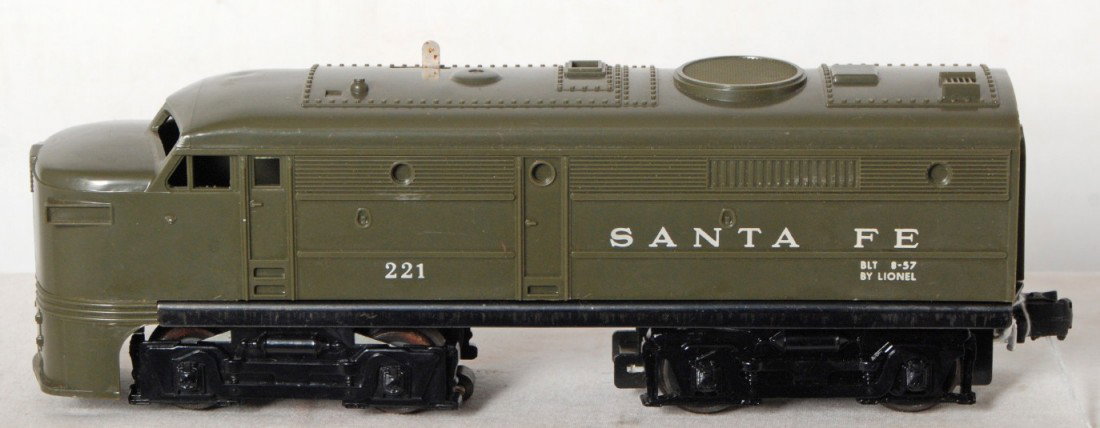 Lionel postwar O gauge olive 221 Santa Fe Alco: Lionel postwar O gauge olive 221 Santa Fe Alco unit, nice C7-8.
