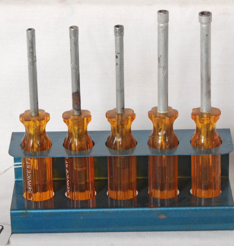 Lionel dealer service station ST300 nut drivers: Lionel postwar O gauge ST-300 nut driver for the Lionel Dealer Service Station. Includes ST294, ST295, ST296, ST297 and ST298. C7 area with original holder.