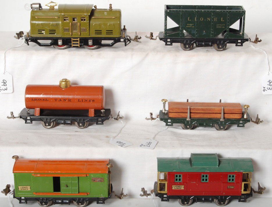 Lionel 252 loco, 831, 803, 804, 805, 807 freight c: Prewar Lionel O gauge 252 electric locomotive with 831 flatcar with lumber load, 803 hopper, 804 tank, 805 boxcar, 807 caboose, freight cars. Trains look very clean and shiny C6+ area. Loco has been r