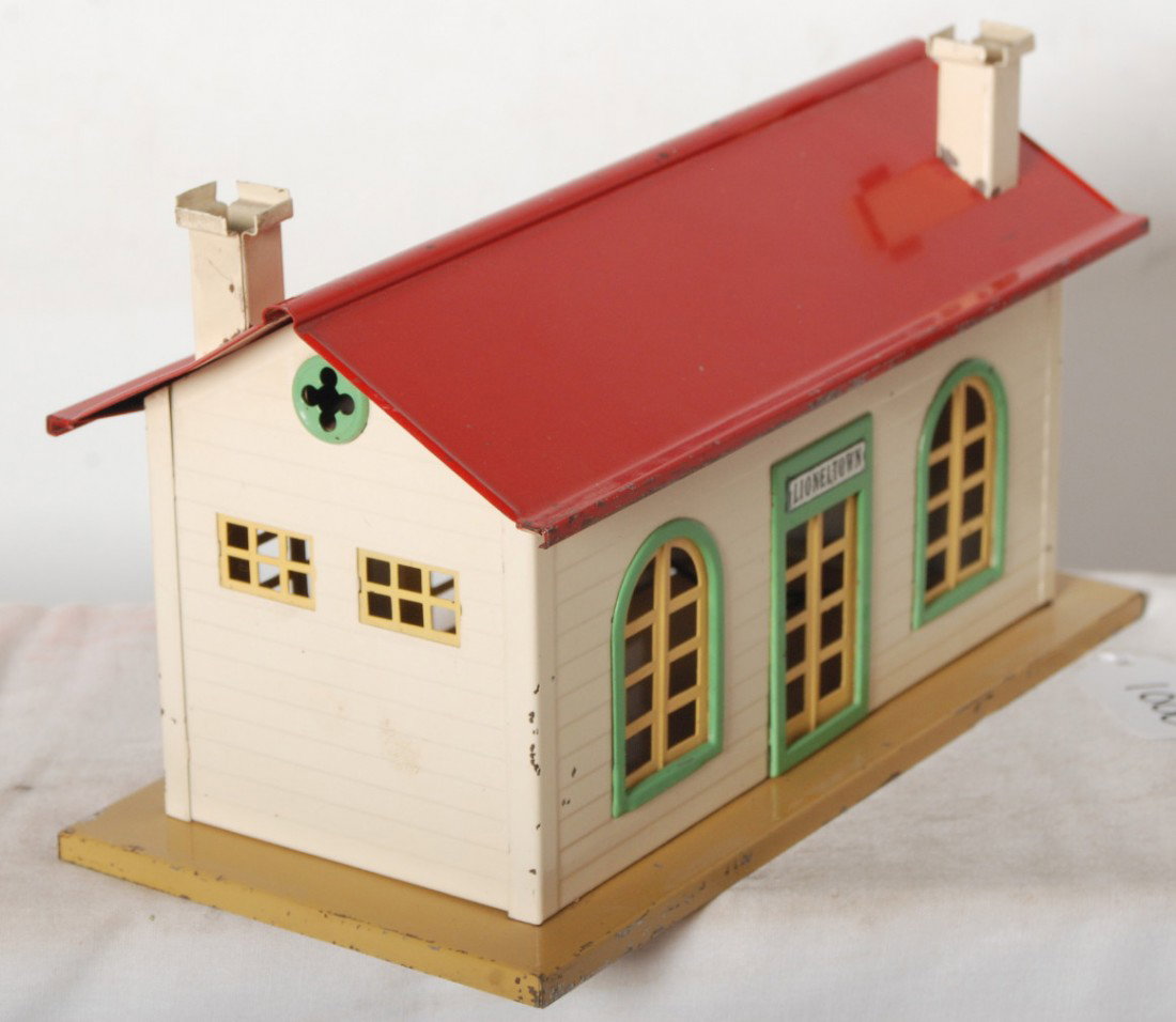 Lionel 137 ill. station w/automatic train control: Prewar Lionel No. 137 illuminated station with automatic train control, C6.