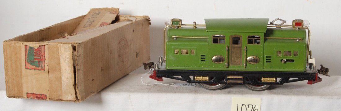 Lionel 318 L GREEN electric locomotive in OB: Prewar Lionel standard gauge No. 318 L GREEN center cab electric locomotive in original box. Loco has dinged cab roof edge, loco should otherwise clean and polish very nice C6++. Box is missing an inn