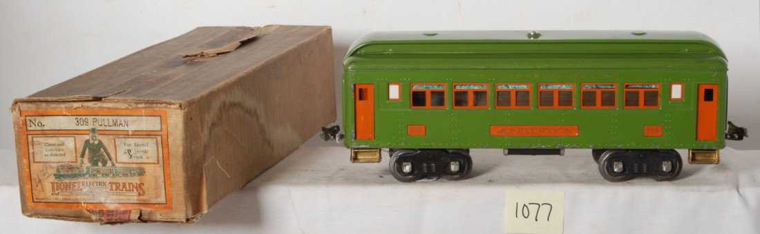 Lionel 309 L GREEN Pullman coach in OB: Prewar Lionel standard gauge No. 309 L GREEN Pullman coach in original box, great clean and shiny C6+. Box shows some signs of moisture, very square and solid with no missing flaps.